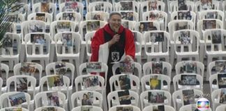 Padre Marcelo emociona ao celebrar missa com fotos de profissionais de saúde sobre cadeiras vazias