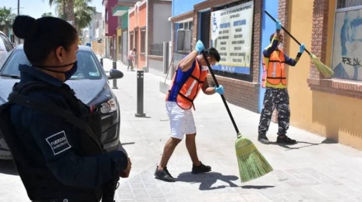 sabervivermais.com - No México, jovens quebraram isolamento social e foram colocados para varrer a rua