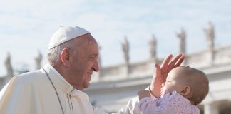 Papa Francisco pede que rezemos pelas grávidas que questionam: “Em qual mundo meu filho viverá?”