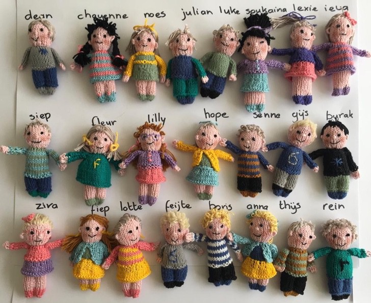 sabervivermais.com - Professora tricotou bonecas de cada um de seus 23 alunos. Eu sinto a falta deles!