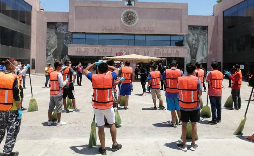 sabervivermais.com - No México, jovens quebraram isolamento social e foram colocados para varrer a rua