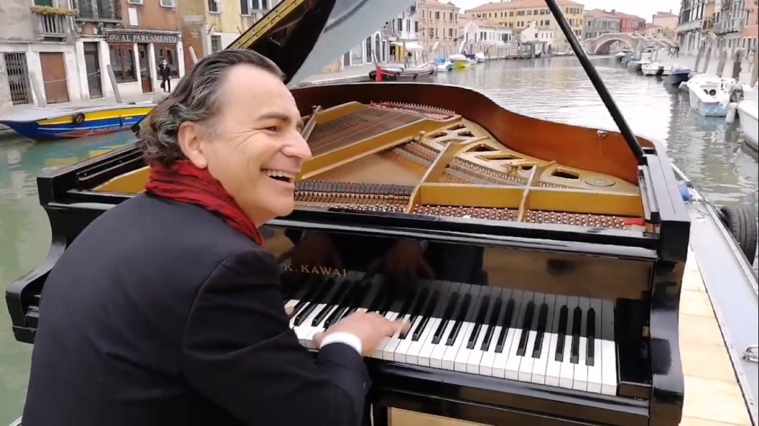 Apresentação de pianista no canal de Veneza emociona moradores. Assista ao vídeo!