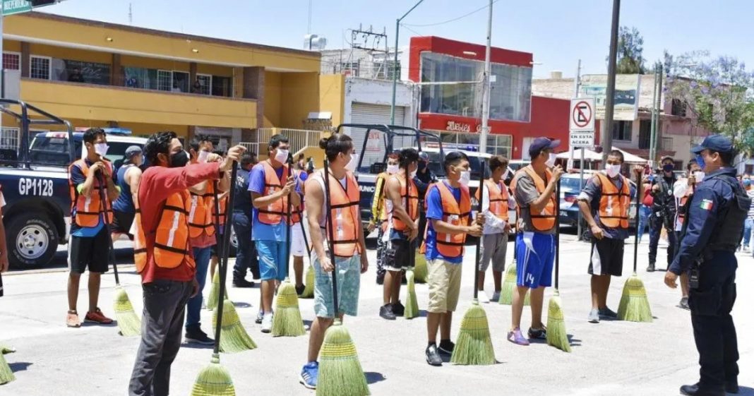 No México, jovens quebraram isolamento social e foram colocados para varrer a rua