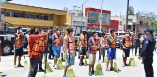No México, jovens quebraram isolamento social e foram colocados para varrer a rua