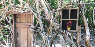 Companheiros há 30 anos, constroem uma “porta para a imaginação” em seu quintal durante a quarentena