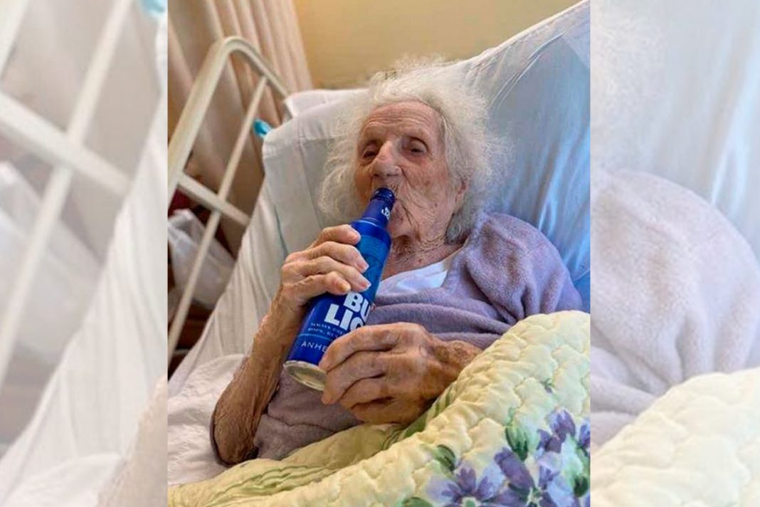 Idosa com 103 anos comemora a cura do Covid-19 tomando uma cerveja