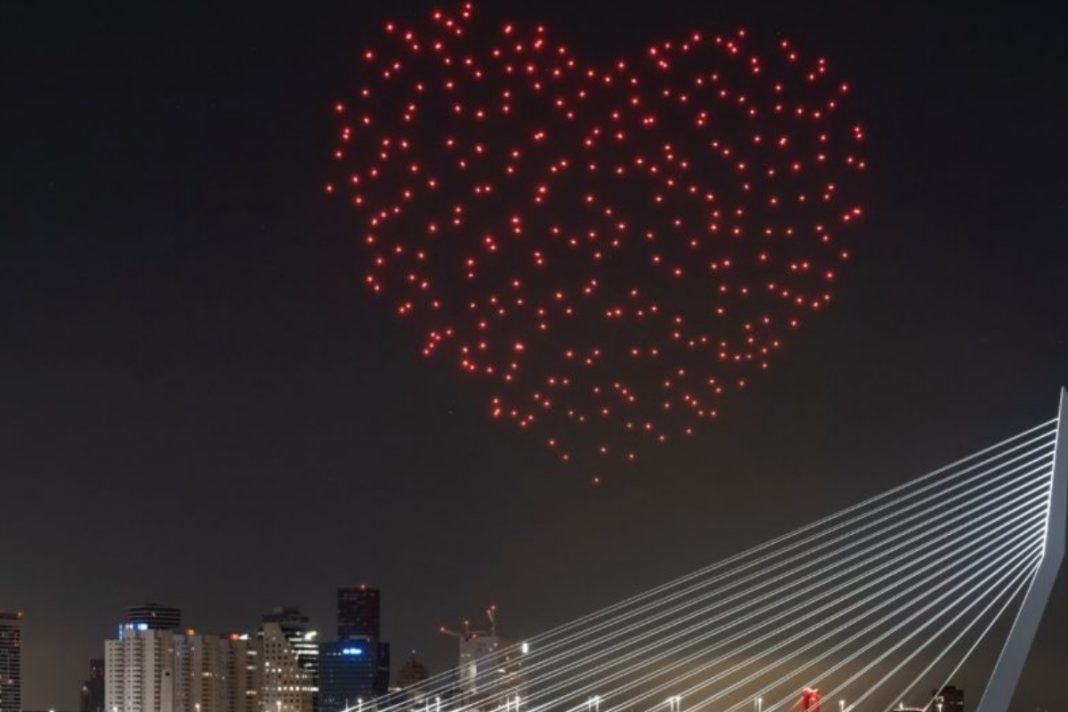 Um coração iluminando o céu para homenagear os profissionais de saúde