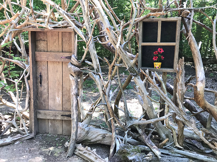 sabervivermais.com - Companheiros há 30 anos, constroem uma "porta para a imaginação" em seu quintal durante a quarentena