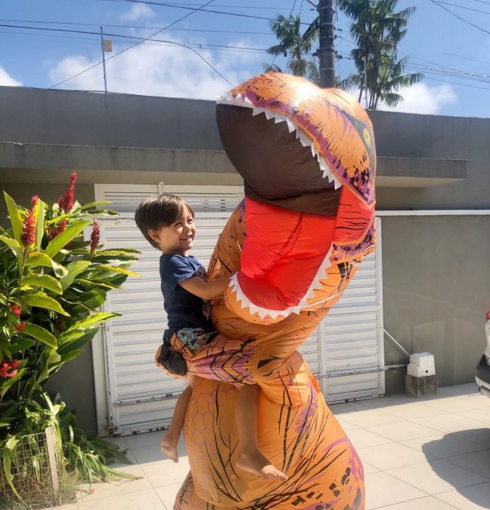 sabervivermais.com - Após 36 dias longe da família, médico se fantasia de dinossauro para abraçar o filho. Vídeo viraliza!