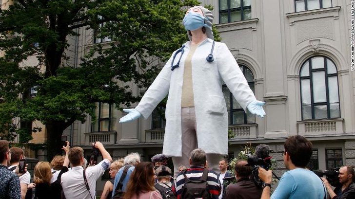 sabervivermais.com - Na Letônia, uma escultura de 6 metros foi erguida em homenagem aos profissionais da saúde