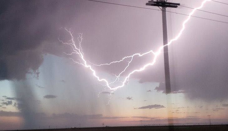 sabervivermais.com - O fotógrafo capturou a imagem de uma "árvore relâmpago" durante uma tempestade