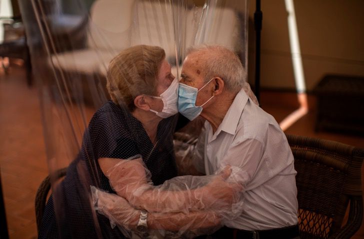 sabervivermais.com - Idosos se beijam novamente após 102 dias separados pelo coronavírus. O amor dos dois é eterno!