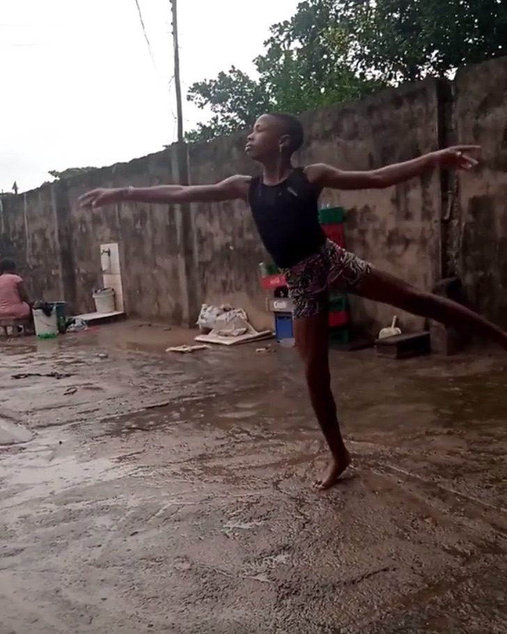 sabervivermais.com - Jovem africano deleita-se dançando balé na chuva. Seus pés cheios de lama não são um impedimento