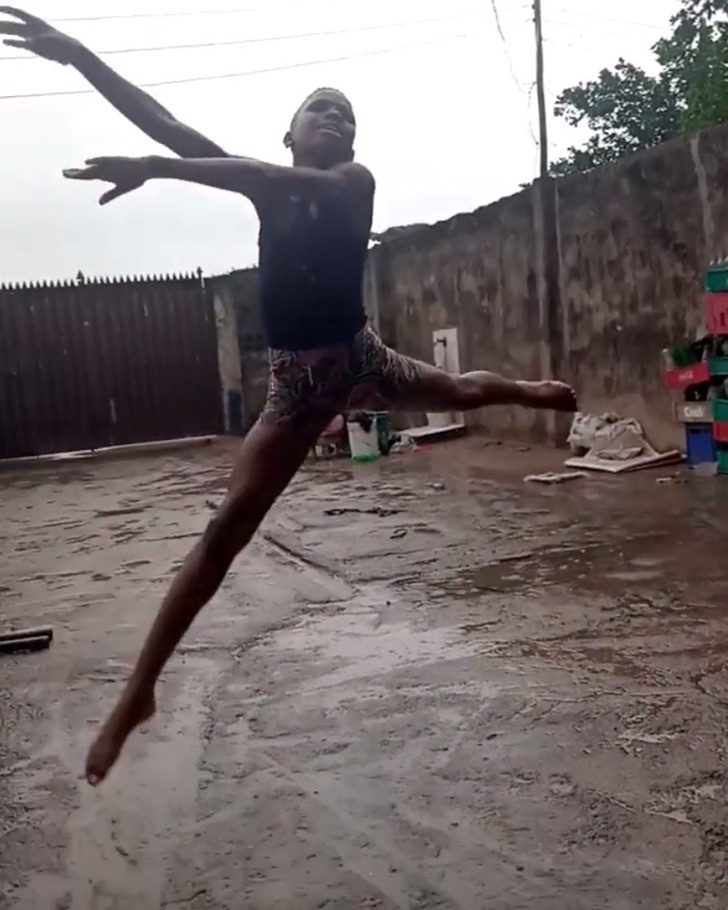 sabervivermais.com - Jovem africano deleita-se dançando balé na chuva. Seus pés cheios de lama não são um impedimento