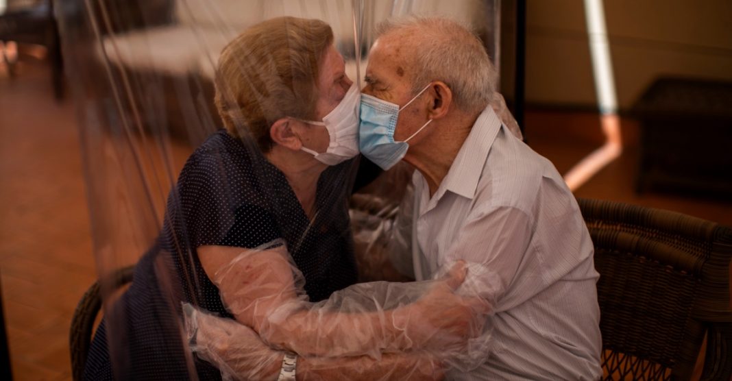 Idosos se beijam novamente após 102 dias separados pelo coronavírus. O amor dos dois é eterno!