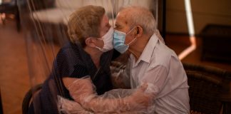 Idosos se beijam novamente após 102 dias separados pelo coronavírus. O amor dos dois é eterno!