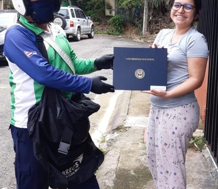 sabervivermais.com - Sem glamour: jovem recebe o seu diploma universitário por correio e de pijama, porém com muita gratidão e alegria