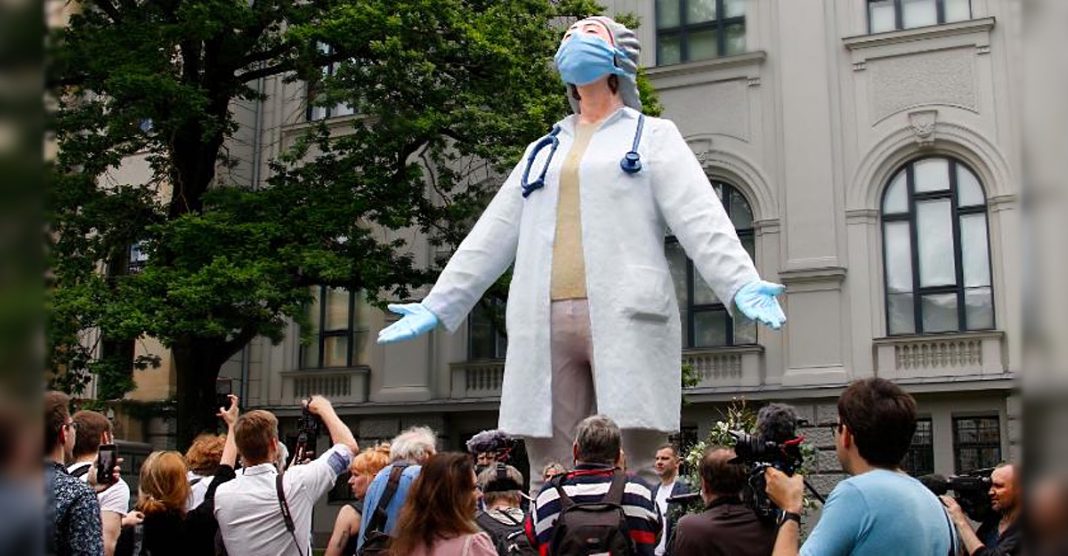Na Letônia, uma escultura de 6 metros foi erguida em homenagem aos profissionais da saúde