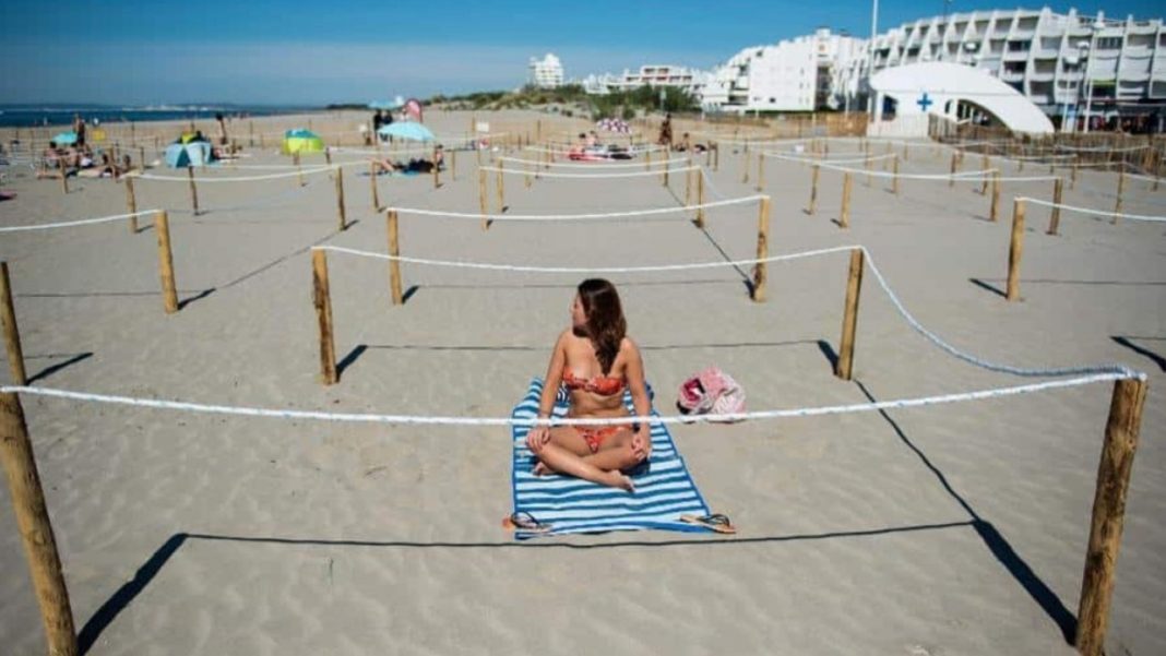 França mostra a nova maneira de manter distância social na praia