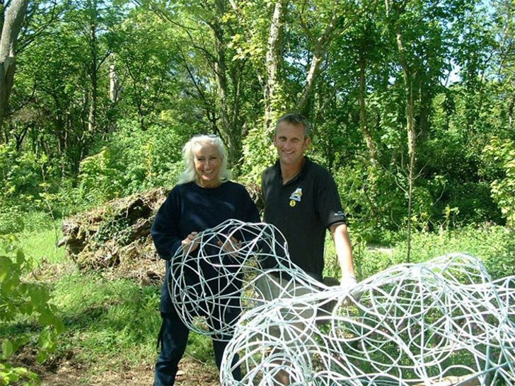 sabervivermais.com - Escultura viva repousa em jardim na Inglaterra. Ela muda de acordo com as estações do ano