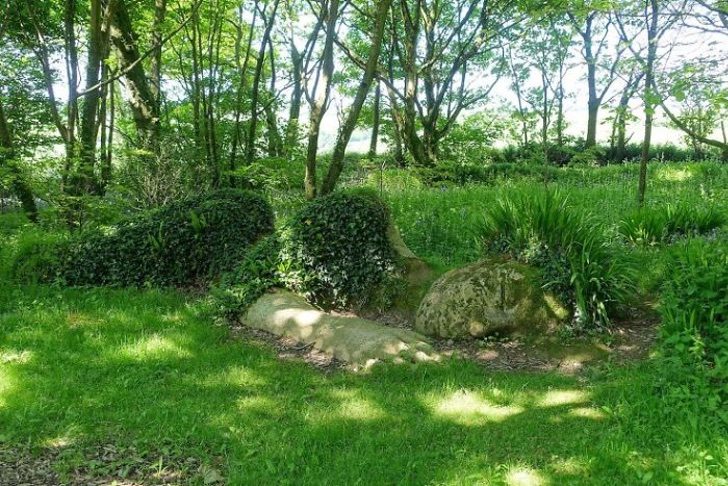 sabervivermais.com - Escultura viva repousa em jardim na Inglaterra. Ela muda de acordo com as estações do ano