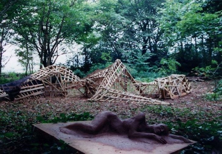 sabervivermais.com - Escultura viva repousa em jardim na Inglaterra. Ela muda de acordo com as estações do ano