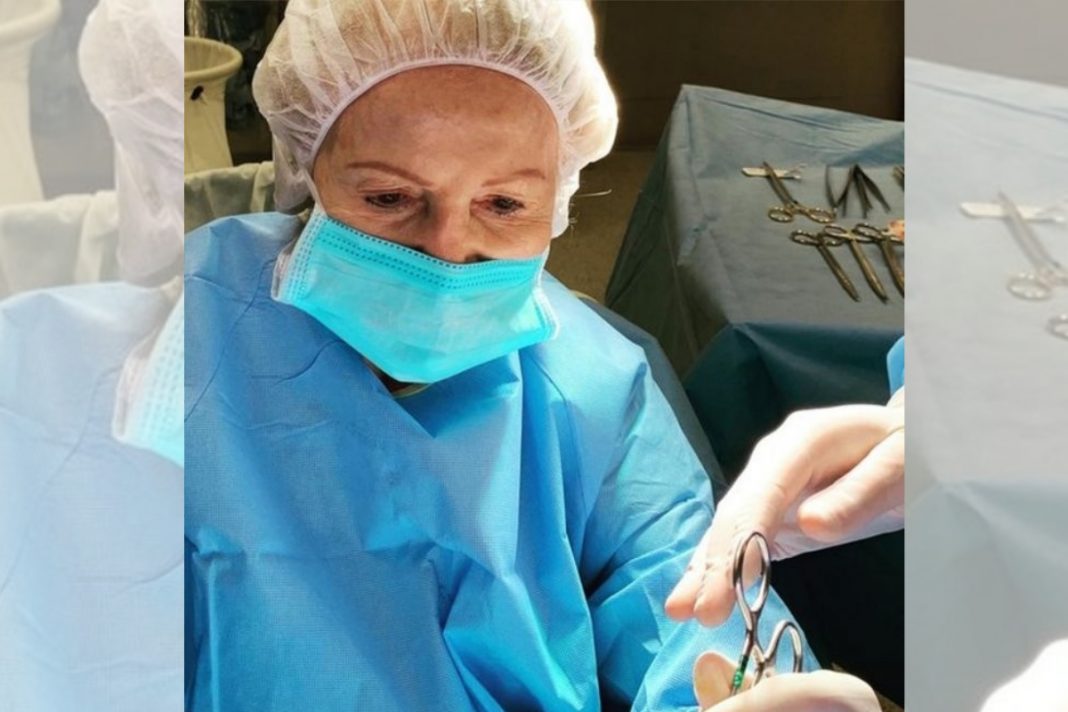 Covid-19: Após passar 50 dias intubada em uti, médica de 88 anos volta a realizar cirurgias
