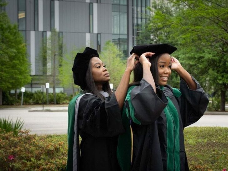 sabervivermais.com - Mãe e filha se formam na faculdade de medicina. Elas realizaram seu sonho juntas