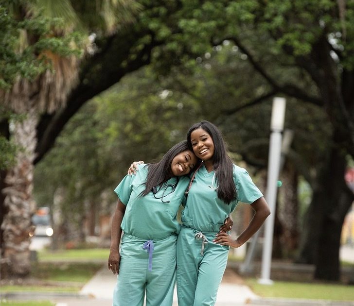 sabervivermais.com - Mãe e filha se formam na faculdade de medicina. Elas realizaram seu sonho juntas