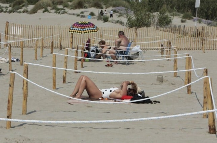 sabervivermais.com - França mostra a nova maneira de manter distância social na praia