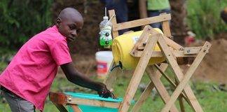 Menino queniano de 9 anos inventa máquina de lavar mãos e recebe prêmio no Quênia