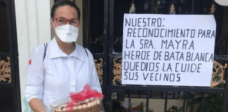 Vizinhos agradecem à enfermeira que luta contra a pandemia: “Herói de jaleco branco, Deus cuide dela”
