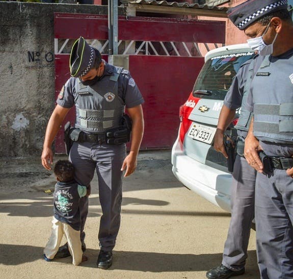 sabervivermais.com - Após receber cesta básica, garotinho abraça o policial em Itaquaquecetuba-SP