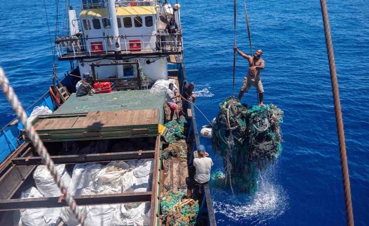 sabervivermais.com - O grupo havaiano bate o recorde mundial de maior limpeza plástica do oceano. Heróis do mar!