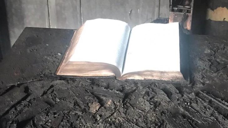sabervivermais.com - O fogo destrói completamente uma igreja na Argentina. A única coisa que ficou intacta foi uma Bíblia