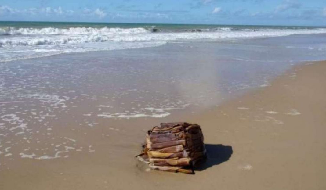 Caixa “misteriosa” chama a atenção na orla da praia em Recife