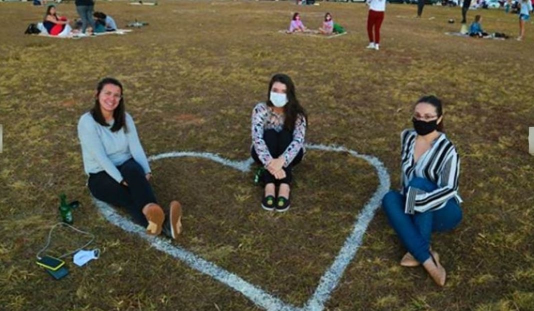 Corações desenhados na grama para manter o distanciamento, ideia que começou em Londres agora adotada em Brasília