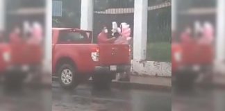 Motorista comprou todo o algodão doce de um idoso que estava vendendo na chuva.