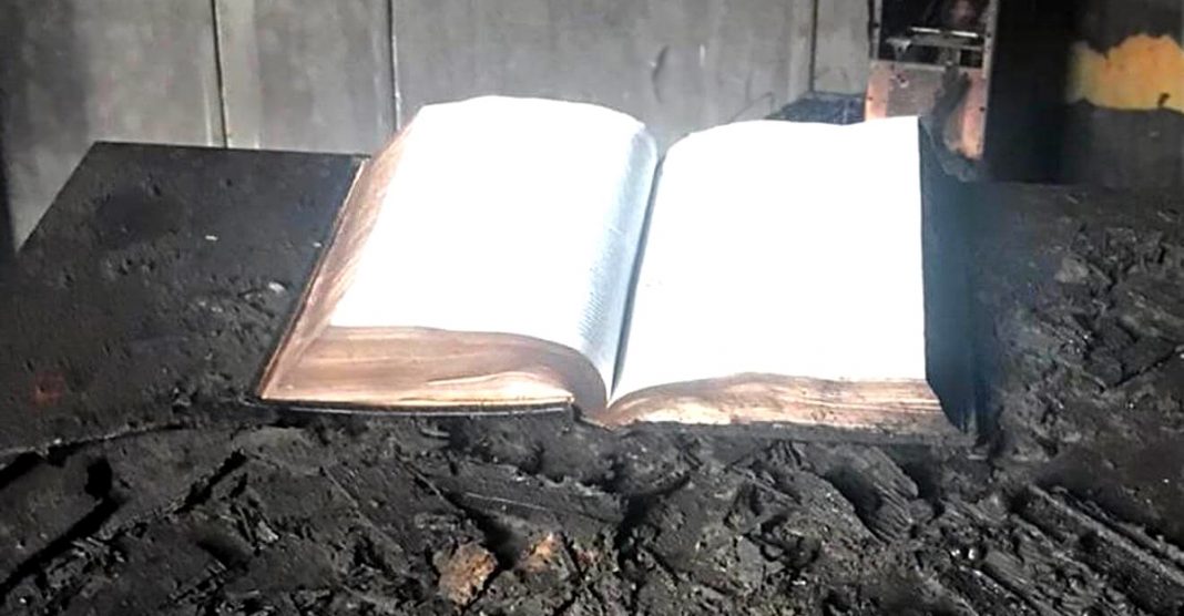 O fogo destrói completamente uma igreja na Argentina. A única coisa que ficou intacta foi uma Bíblia