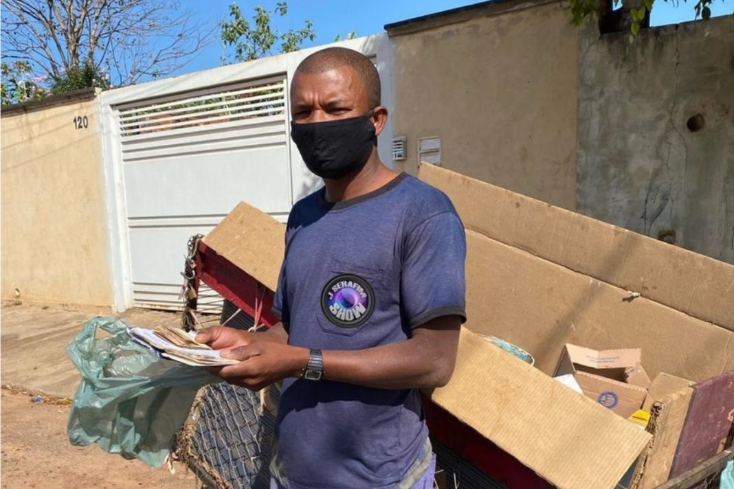 Catador de recicláveis encontra R$ 800 em lixeira e devolve para os donos: “Minha alegria foi de ajudar as criancinhas”