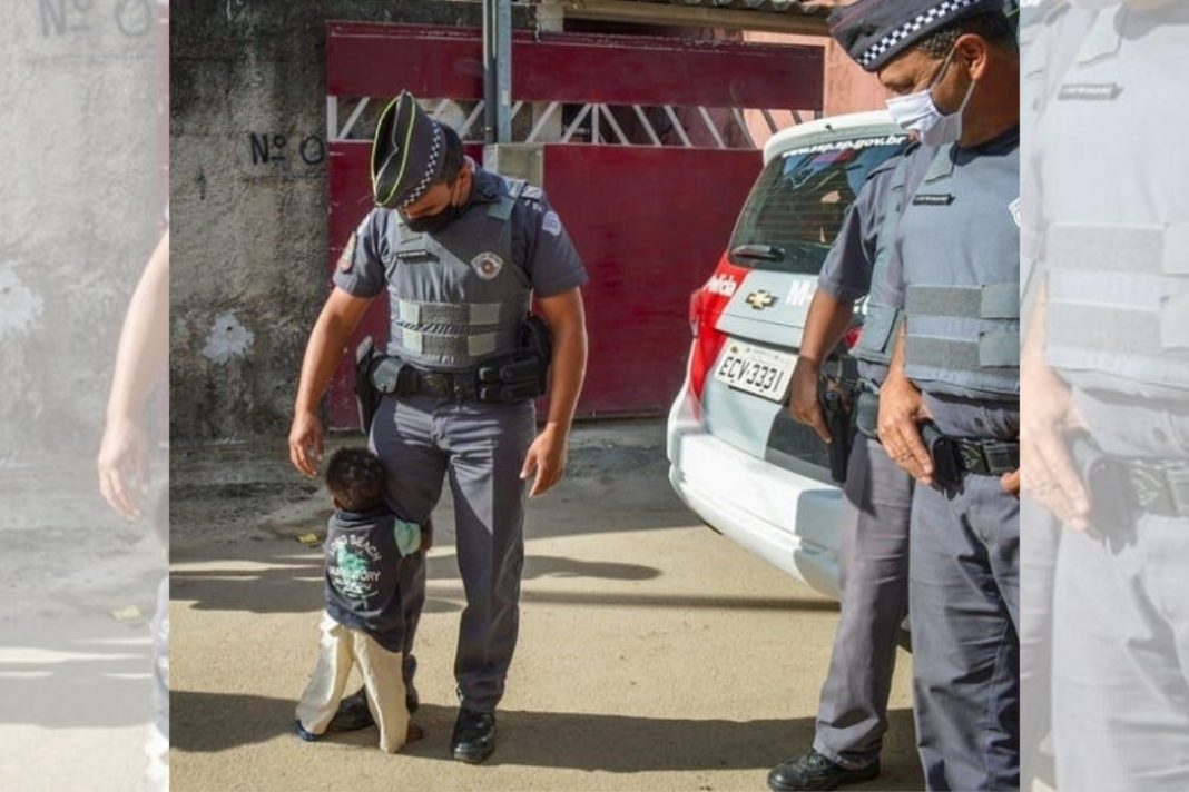 Após receber cesta básica, garotinho abraça o policial em Itaquaquecetuba-SP