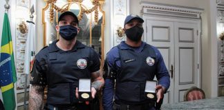Homenageados por conduta exemplar: Guardas humilhados por desembargador recebem medalha