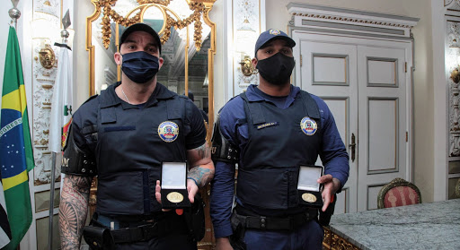 Homenageados por conduta exemplar: Guardas humilhados por desembargador recebem medalha