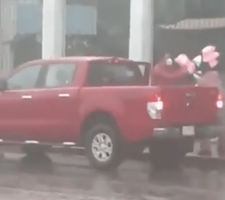 sabervivermais.com - Motorista comprou todo o algod&atilde;o doce de um idoso que estava vendendo na chuva.