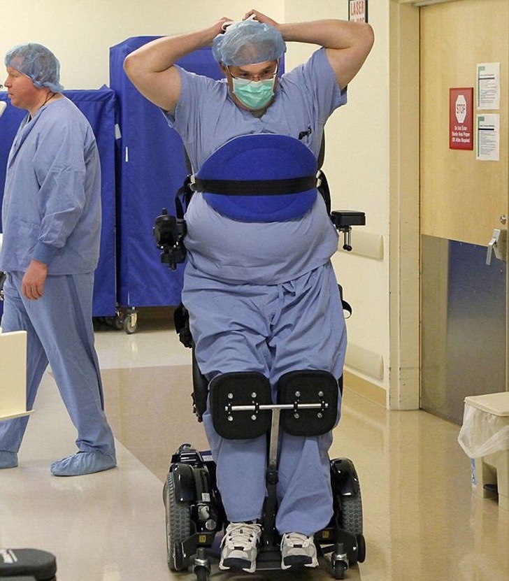 sabervivermais.com - Cirurgião mesmo após ficar deficiente, volta a salvar vidas graças a uma cadeira especial