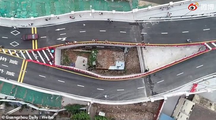 sabervivermais.com - Cidade chinesa constrói uma rodovia em torno de uma casa humilde.  A dona se recusou a deixá-la