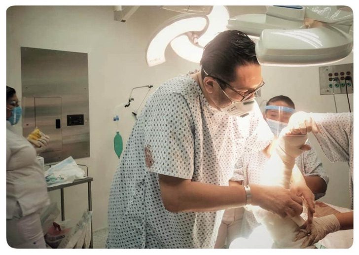 sabervivermais.com - Médico internado na sala de emergência se levanta da cama para ajudar outro paciente. Ele arriscou sua vida!