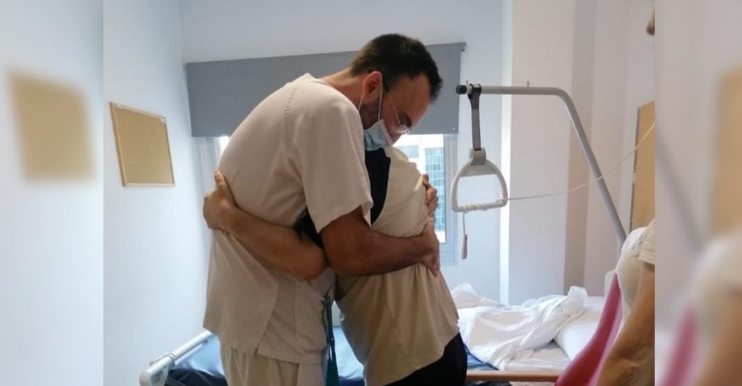 Ele venceu a COVID-19 e abraça o enfermeiro que cuidava dele para se despedir. Ajudou-o em dias difíceis