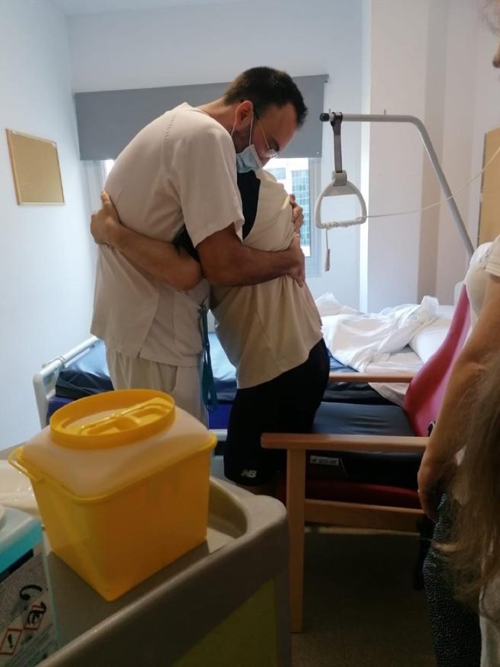sabervivermais.com - Ele venceu a COVID-19 e abraça o enfermeiro que cuidava dele para se despedir. Ajudou-o em dias difíceis