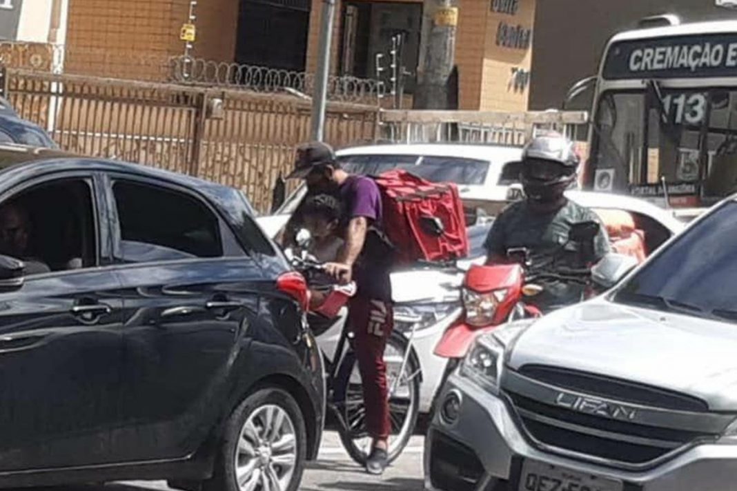 Entregador que trabalha com a filha na bicicleta, recebeu muitas doações e foi chamado para entrevista de emprego após foto viralizar